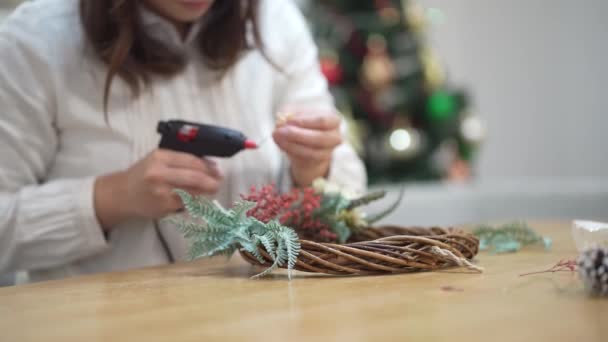 做圣诞花环的女人 — 图库视频影像