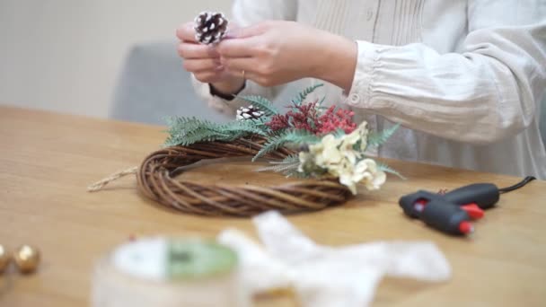 Woman Making Christmas Wreath — Stock video