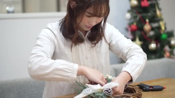 Woman Making Christmas Wreath — Vídeo de stock