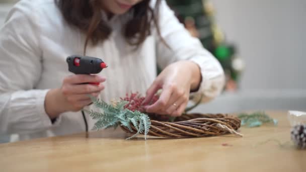 Woman Making Christmas Wreath — Stockvideo