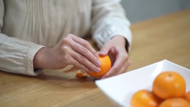 Image Woman Eating Mandarin Orange — Stockvideo