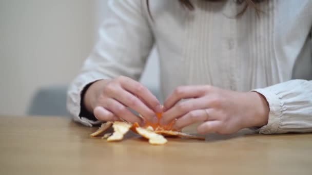 Kvinna Som Skalar Och Äter Mandarin Orange — Stockvideo