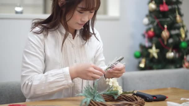 Woman Making Christmas Wreath — Wideo stockowe