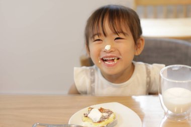 girl eating hot cake
