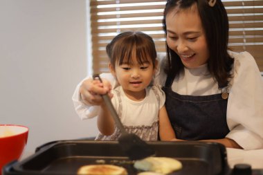 Parent and child baking hot cake