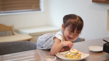 girl eating hot cake