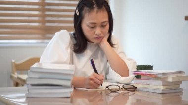 Evde çalışan bir kadın.