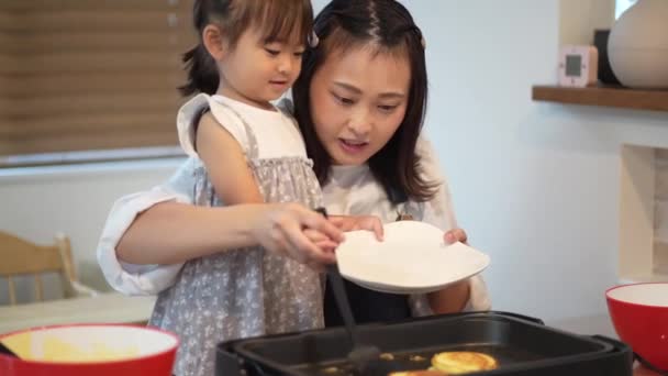 Parent Child Baking Hot Cake — Vídeos de Stock