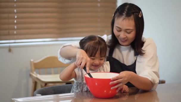 父母和孩子做饭 — 图库视频影像
