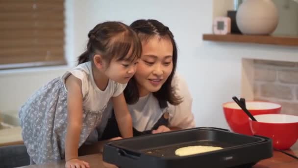Parent Child Baking Hot Cake — Stock video