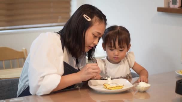 Parents Children Putting Toppings Hot Cakes — Stok video