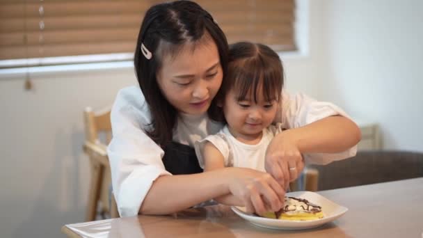 Parents Children Putting Toppings Hot Cakes — Video Stock