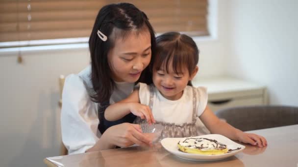 Parents Children Putting Toppings Hot Cakes — Vídeos de Stock