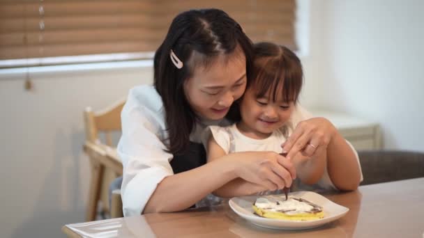 Parents Children Putting Toppings Hot Cakes — Video Stock