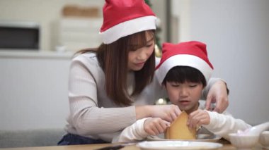 Parent and child building a Hexenhaus