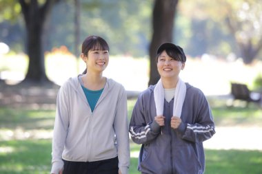 Parkta yürüyen kadın.