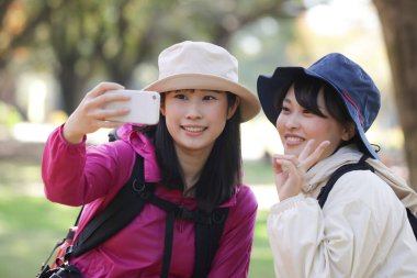 Fotoğraf çeken bir kadının resmi.