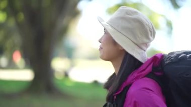 Dağa tırmanan bir kadın resmi