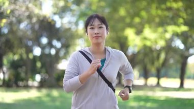 Parkta koşan kadın.