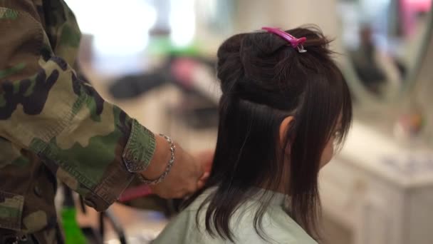 男理发师剪女人的头发 — 图库视频影像
