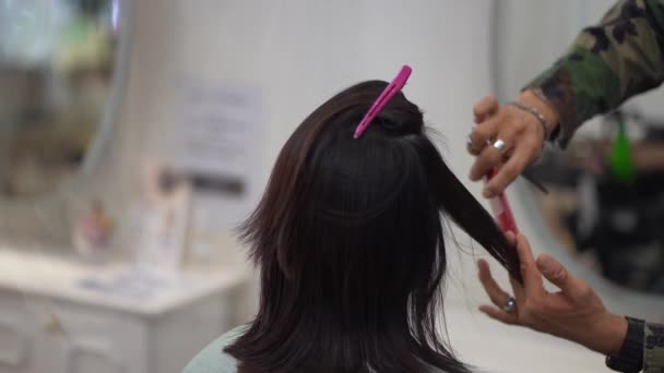 Чоловічий Перукар Різання Волосся Жінки — стокове відео