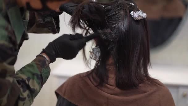 Чоловічий Перукар Наносить Ліки Волосся Жінки — стокове відео
