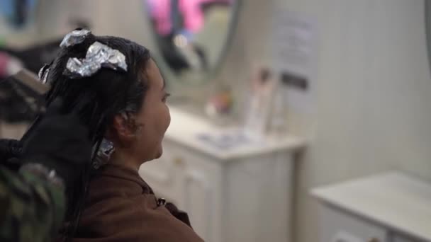 Männlicher Friseur Appliziert Droge Auf Frauenhaare — Stockvideo