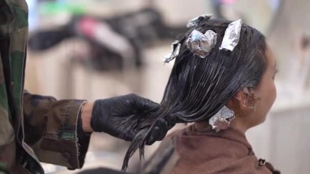Male Hairdresser Applying Drug Woman Hair — Vídeo de stock