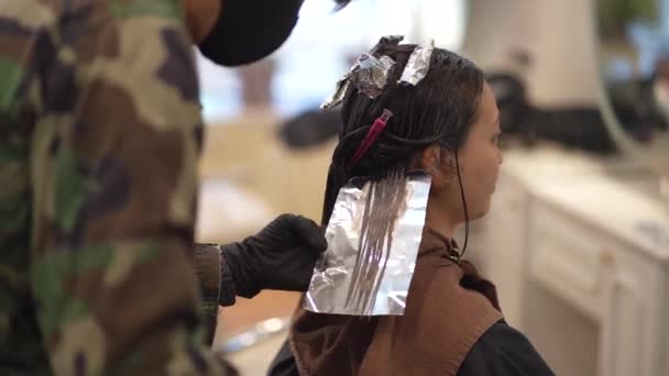 Αρσενικό Κομμωτήριο Εφαρμογή Ναρκωτικών Στα Μαλλιά Της Γυναίκας — Αρχείο Βίντεο