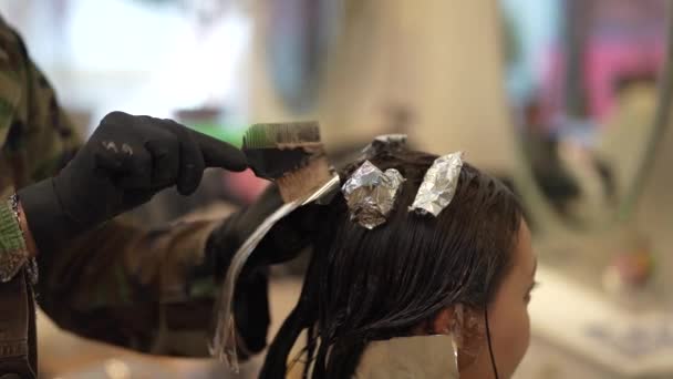 Male Hairdresser Applying Drug Woman Hair — Vídeo de stock
