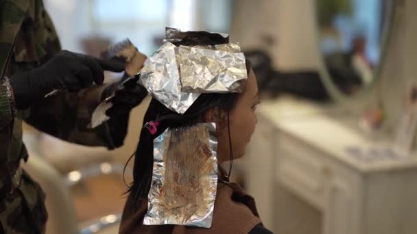 Penata Rambut Laki Laki Menerapkan Obat Untuk Rambut Wanita — Stok Video