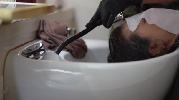 Чоловічий Перукар Миє Волосся Жінки — стокове відео