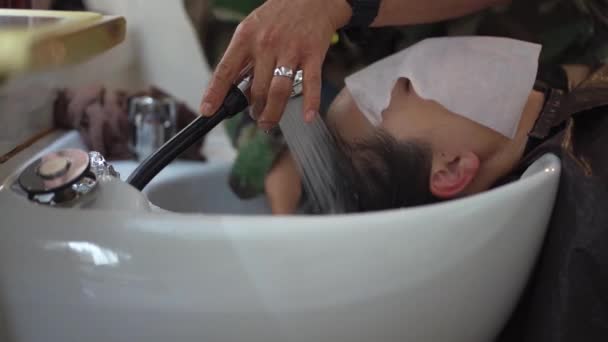 Male Hairdresser Washing Woman Hair — 비디오