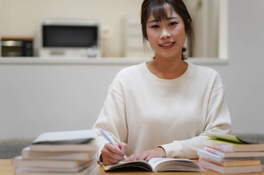 Evde çalışan bir kadın.