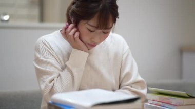 Evde çalışan bir kadın.