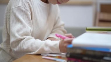 Evde çalışan bir kadın.