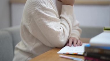 Evde çalışan bir kadın.