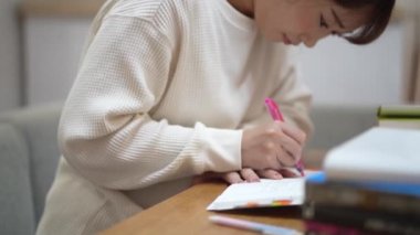 Evde çalışan bir kadın.