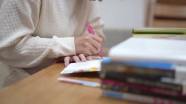 Evde çalışan bir kadın.