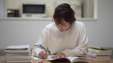 Evde çalışan bir kadın.