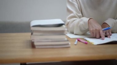 Evde çalışan bir kadın.