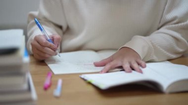 Evde çalışan bir kadın.