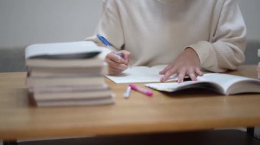 Evde çalışan bir kadın.