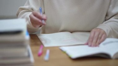 Evde çalışan bir kadın.