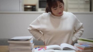 Evde çalışan bir kadın.