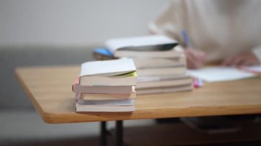 Evde çalışan bir kadın.