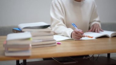 Evde çalışan bir kadın.