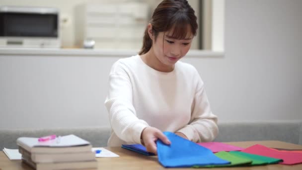 Woman Studying Colors Home — Videoclip de stoc