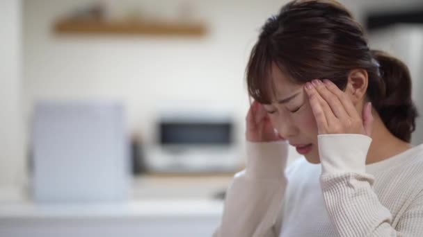 Kobieta Odczuwa Ból Głowy — Wideo stockowe