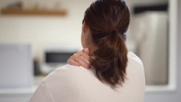 Mulher Que Sofre Ombros Rígidos — Vídeo de Stock